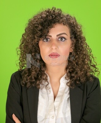 امراة على خلفية خضراء