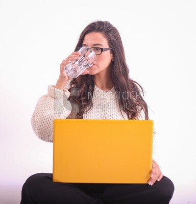 امراة  تشرب مياه