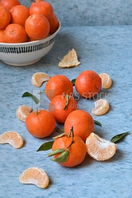 يوسفى مع شرائح يوسفى على خلفية بيضاء