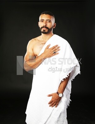 رجل يلبس لباس الاحرام