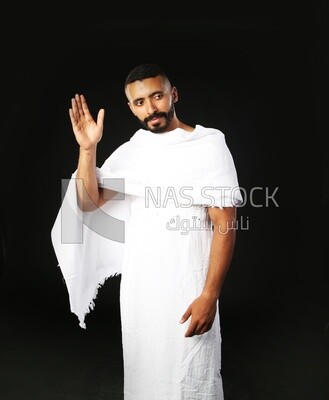 رجل يلبس لباس الاحرام