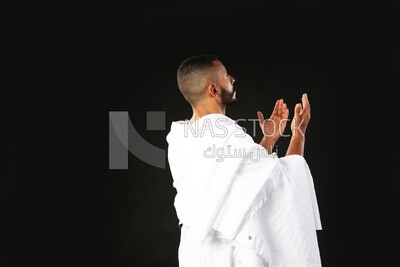 رجل يلبس لباس الاحرام