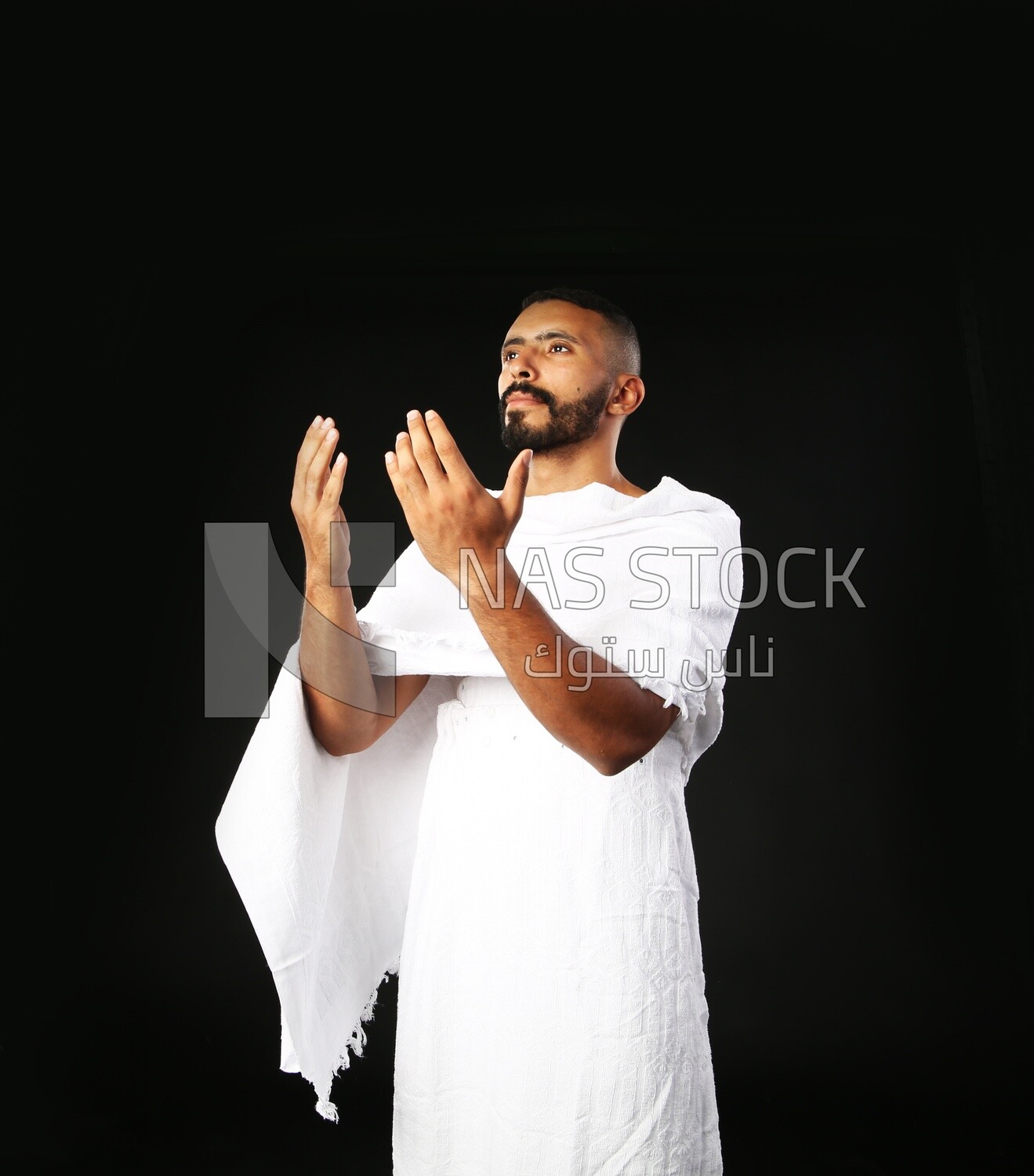 رجل يلبس لباس الاحرام