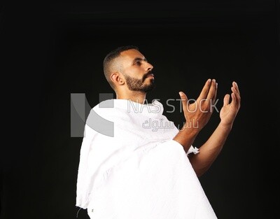 رجل يلبس لباس الاحرام