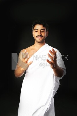 رجل يلبس لباس الاحرام