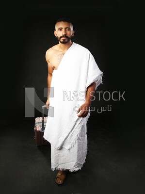 رجل يلبس لباس الاحرام