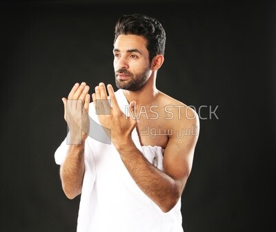 رجل يلبس لباس الاحرام