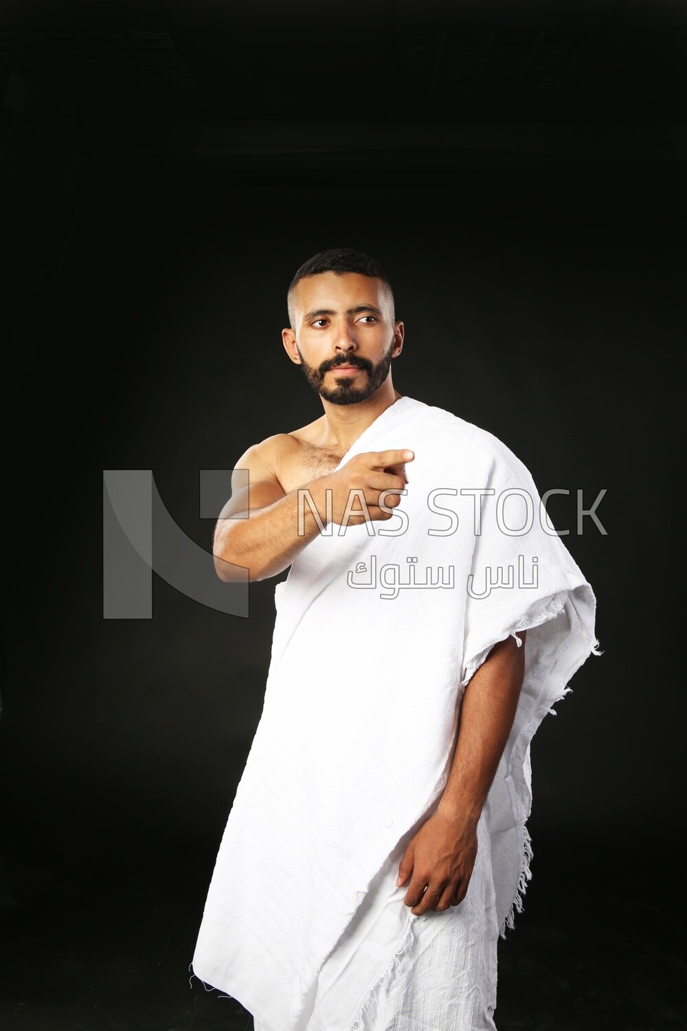 رجل يلبس لباس الاحرام