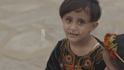 طفلة صغيرة ترتدى الزى الشعبى الجنوبى لمنطقة عسير  , السعودية