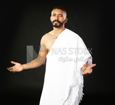 رجل يلبس لباس الاحرام
