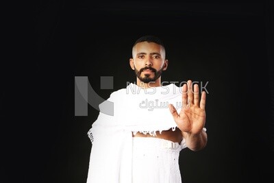 رجل يلبس لباس الاحرام