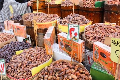 محل بقالة مصرى يبيع انواع مختلفة من التمور باسعار متفاوتة