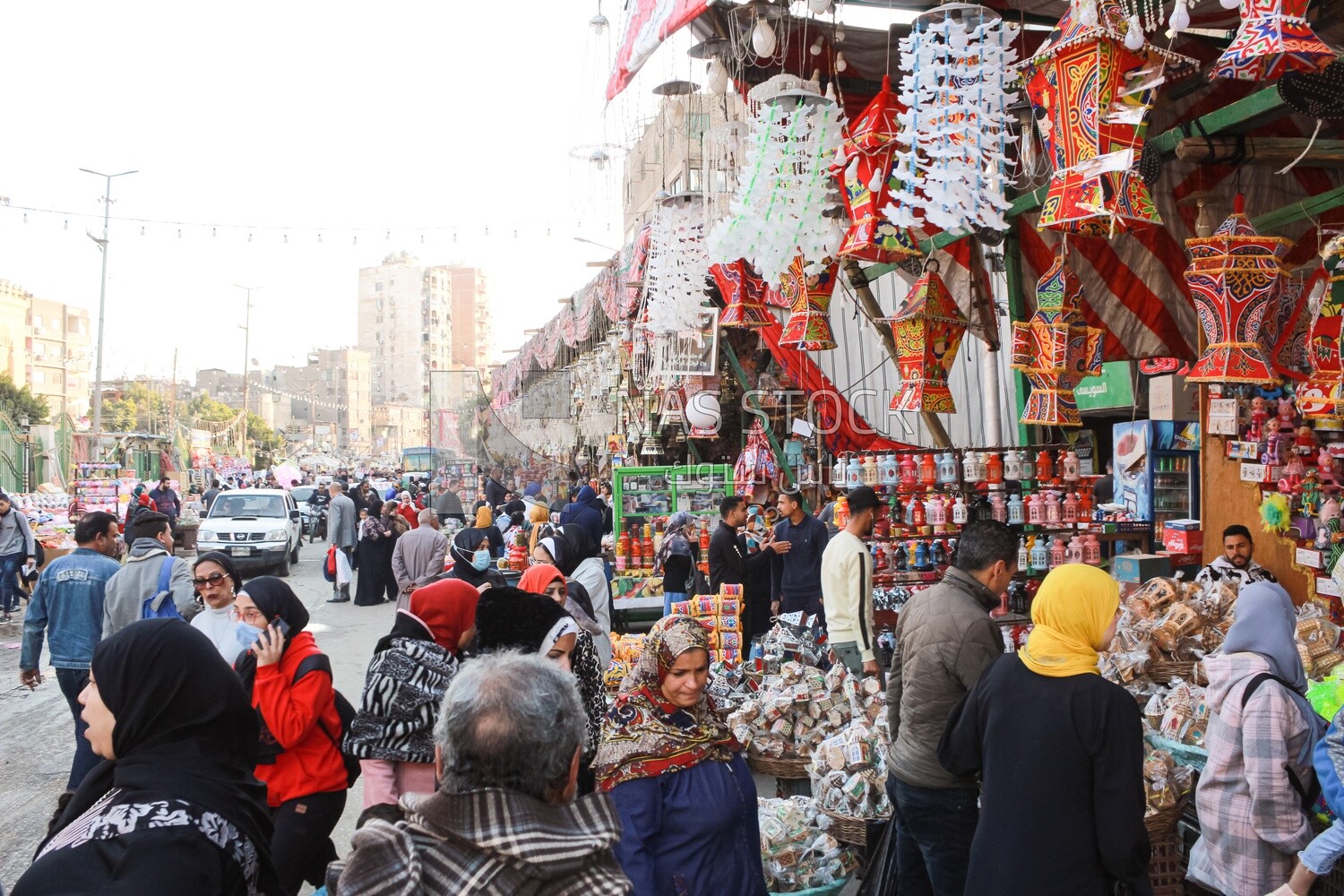 احد شوارع القاهرة المزدحمة بالمواطنين خلال ايام رمضان وسط اجواء رمضانية