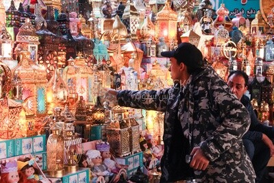 رجل يقوم بشراء فانوس احتفالا برمضان