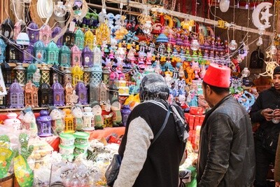 رجل وزوجتة يشترون الفوانيس من  احد المحلات المصرية