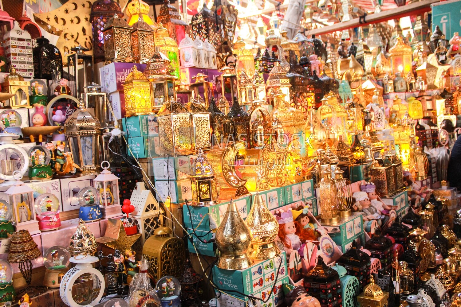 Egyptian shop sells Ramadan lanterns