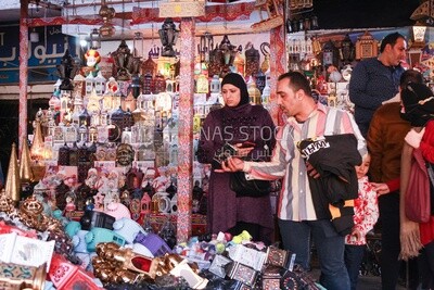 رجل وزوجتة يشترون الفوانيس من  احد المحلات المصرية