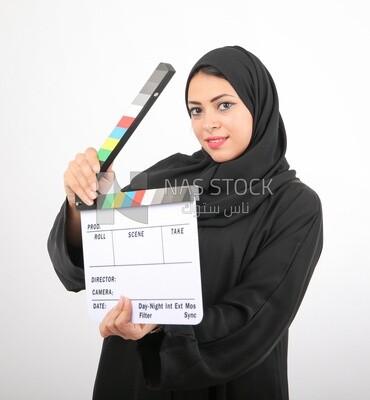 امراة بحجاب تحمل اللوح