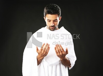 رجل يلبس لباس الاحرام