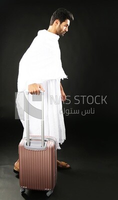 رجل يلبس لباس الاحرام