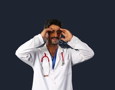 طبيب يرتدي سماعة على خلفية زرقاء