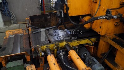 Machine that cuts concrete bars