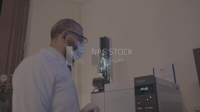 طبيب يعمل فى مختبر لصناعة الادوية