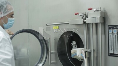طبيب يشرف على فرز وضغط اقراص الدواء قبل التغليف