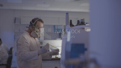 Chemist who formulates a drug in the laboratory
