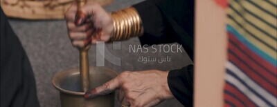 امراة تدق فى الهون