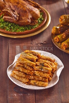 منظر جانبي لمشهد طاولة طعام مع محشي ورق الكرنب مع البط المشوي والكوسا المحشي