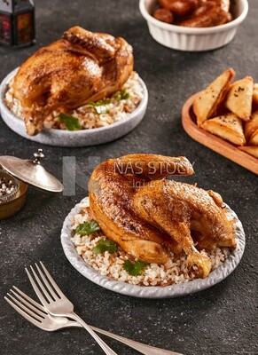 منظر جانبي لطاولة طعام مع اطباق أرز بالدجاج , سمبوسة و ممبار محشى