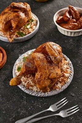 منظر جانبي لطاولة طعام مع اطباق أرز بالدجاج و ممبار محشى