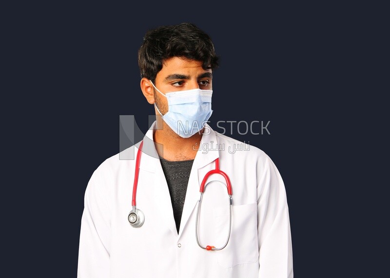 طبيب يرتدي سماعة على خلفية زرقاء