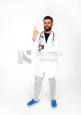 طبيب يرتدي سماعة على خلفية زرقاء