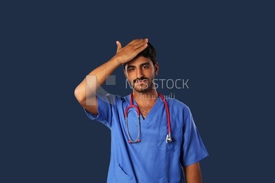 طبيب يرتدي سماعة على خلفية زرقاء