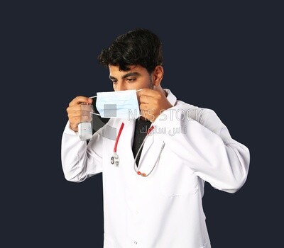 طبيب يلبس بالطو ابيض