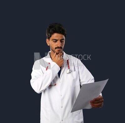 طبيب يلبس بالطو ابيض