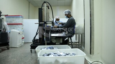 رجل وامراة يعملان فى مصنع ادوية 