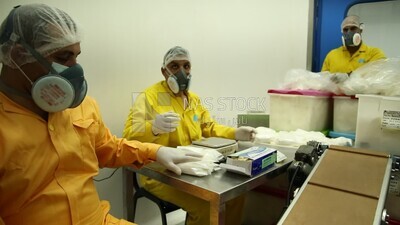 رجال فى مصنع دواء 