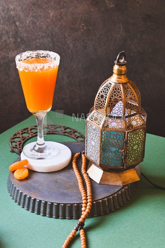 كوب من عصير قمر الدين مع مشمش مجفف ،عصير رمضان