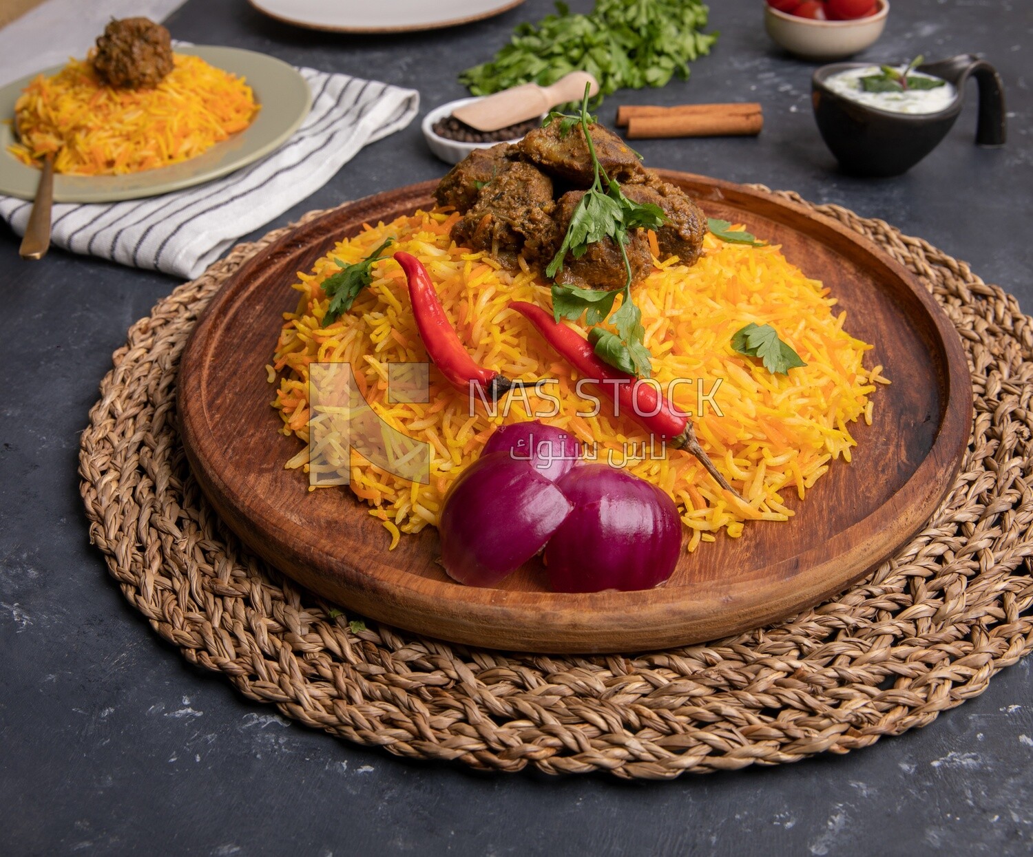 طبق خشبى من أرز البرياني اللذيذ باللحم ، أطباق عربية تقليدية ، طعام عربي ، أطباق شعبية ، أشهى الوصفات والأطباق ، طعام شهي