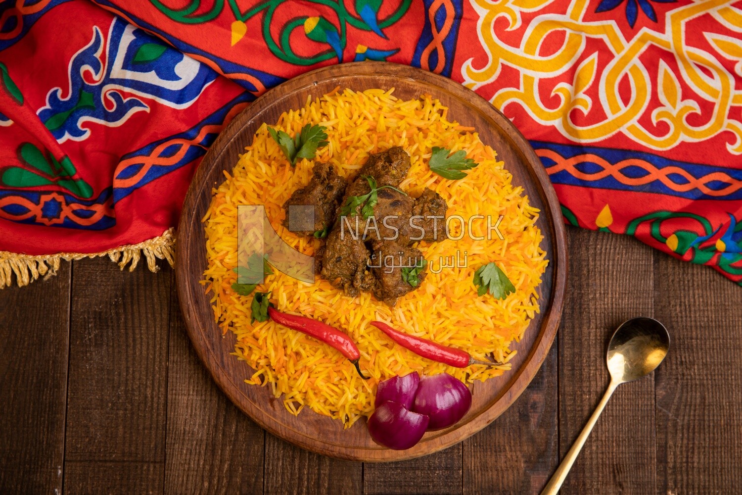 طبق خشبى من أرز البرياني اللذيذ باللحم ، أطباق عربية تقليدية ، طعام عربي ، أطباق شعبية ، أشهى الوصفات والأطباق ، طعام شهي