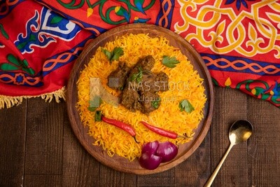طبق خشبى من أرز البرياني اللذيذ باللحم ، أطباق عربية تقليدية ، طعام عربي ، أطباق شعبية ، أشهى الوصفات والأطباق ، طعام شهي