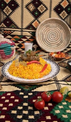 طبق خشبى من أرز البرياني اللذيذ باللحم ، أطباق عربية تقليدية ، طعام عربي ، أطباق شعبية ، أشهى الوصفات والأطباق ، طعام شهي