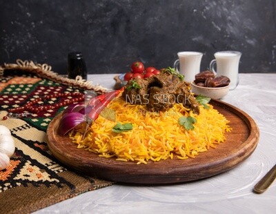 طبق خشبي من أرز البرياني اللذيذ باللحم وكوبين لبن وطبق تمر ، أطباق عربية تقليدية ، طعام عربي ، أطباق شعبية ، وصفات وأطباق شهية ، طعام شهي