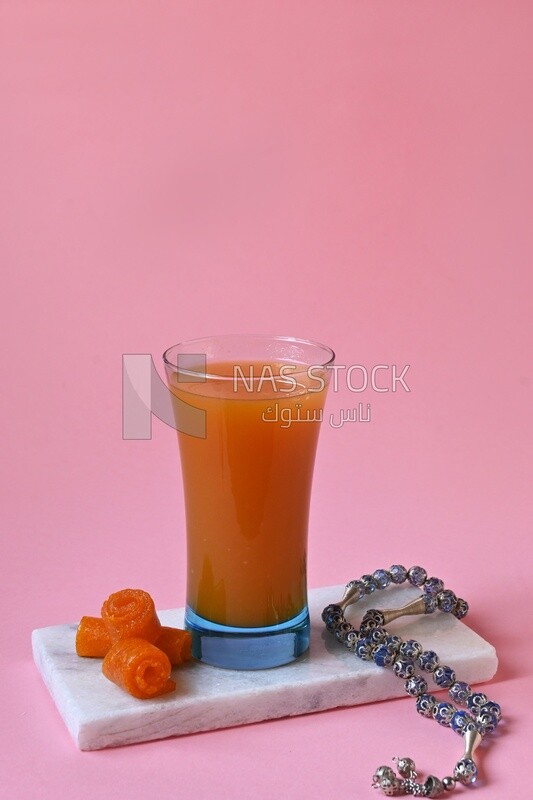كوب من عصير قمر الدين مع مشمش مجفف ،عصير رمضان ، عصير لذيذ ، عصير تقليدي