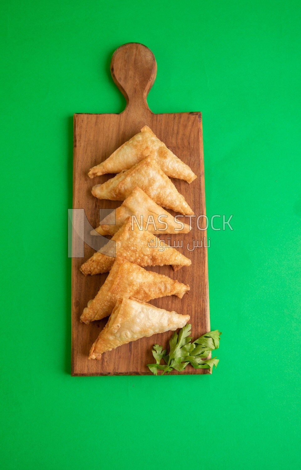 Wooden plate of samosa, popular dishes, appetizers, Arabic dishes, oriental dishes, restaurants for oriental Arabic food, delicious meals