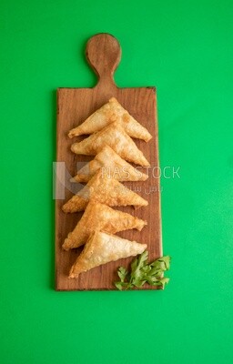 Wooden plate of samosa, popular dishes, appetizers, Arabic dishes, oriental dishes, restaurants for oriental Arabic food, delicious meals