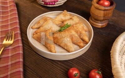 Plate of samosa, popular dishes, appetizers, Arabic dishes, oriental dishes, restaurants for oriental Arabic food, delicious meals